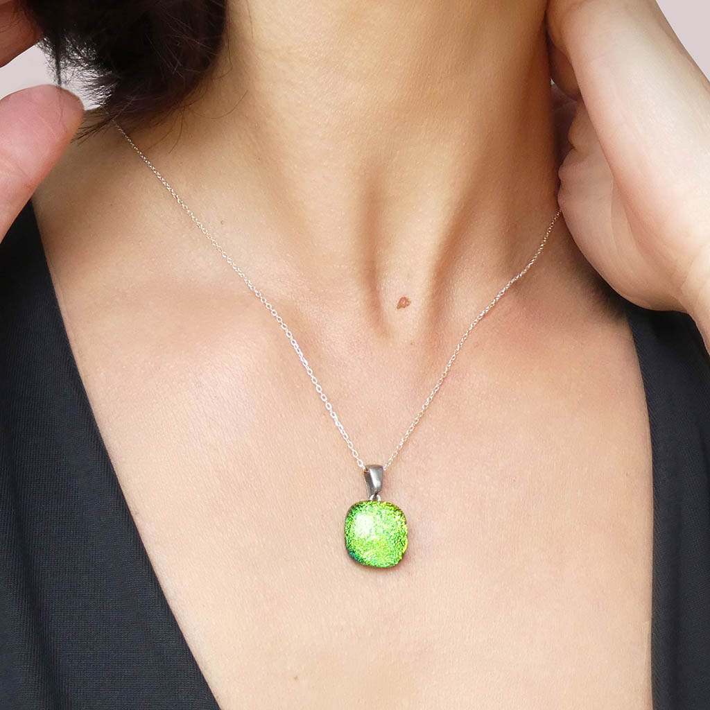 NECKLACE GREEN KELLY ~ BLUE BELIZE | SQUIRCLE | REFLET[proNECKLACE GREEN KELLY ~ BLUE BELIZEduct_vendor]MicrocosmosPRODUCT INFORMATION

Exlusive Microcosmoses Glass Reflet
Bead size length: 14 mm / 0.55" |  width: 14 mm / 0.55"

Base chain: Sterling Silver 925 ~ Stainless Steel 
NECKLACE