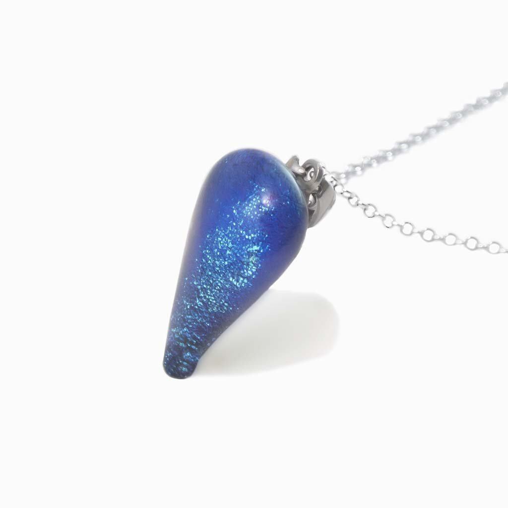 NECKLACE TURQUOISE ~ NIGHT BLUE | DROP | REFLET[proNECKLACE TURQUOISE ~ NIGHT BLUEduct_vendor]MicrocosmosPRODUCT INFORMATION

Exlusive Microcosmoses Glass Reflet
Bead size length: 20 mm/ 0.8" |  width: 12 mm/ 0.5"

Base chain: Sterling Silver 925 ~ Stainless Steel 
ChaiNECKLACE