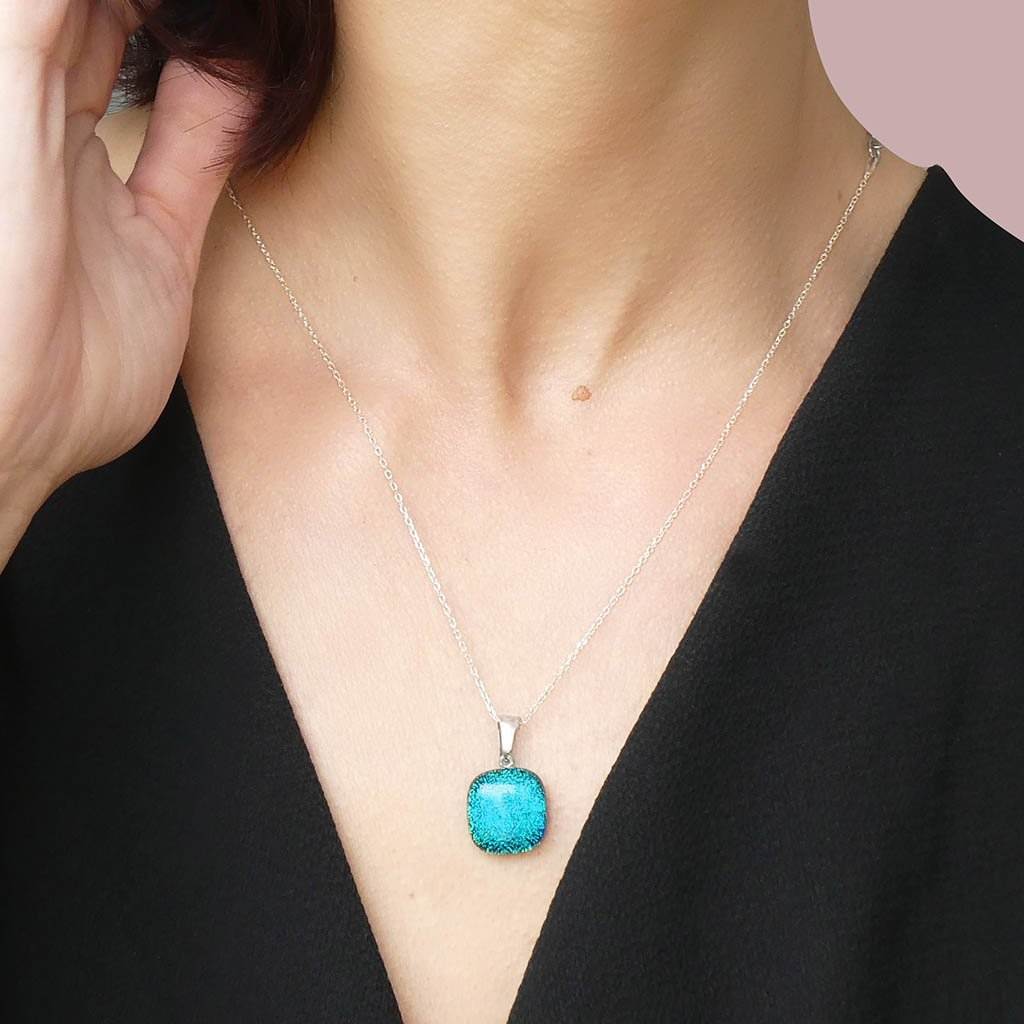 NECKLACE VERT DE BLEU ~ TEAL | SQUIRCLE | REFLET[proNECKLACE VERT DE BLEU ~ TEALduct_vendor]MicrocosmosPRODUCT INFORMATION

Exlusive Microcosmoses Glass Reflet
Bead size length: 14 mm / 0.55" |  width: 14 mm / 0.55"

Base chain: Sterling Silver 925 ~ Stainless Steel 
NECKLACE